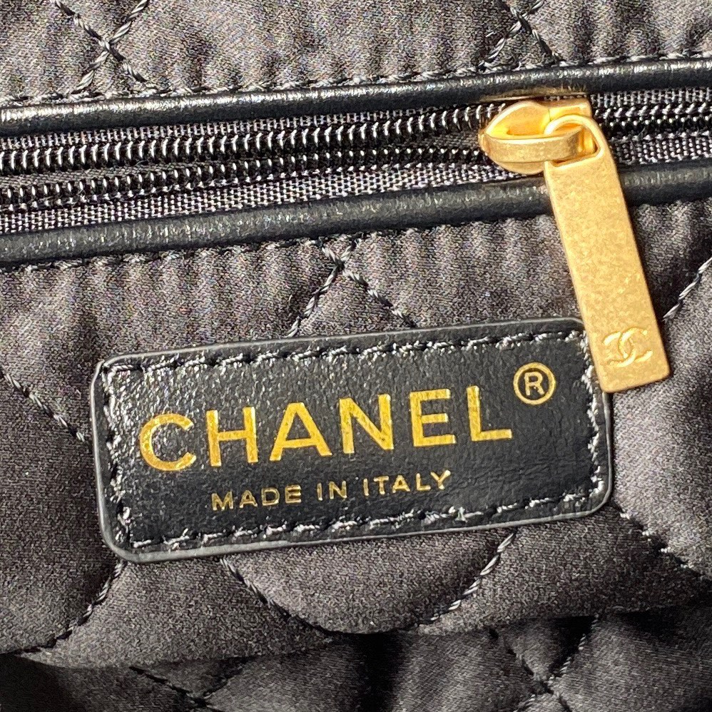 CHANEL 22 HANDBAG