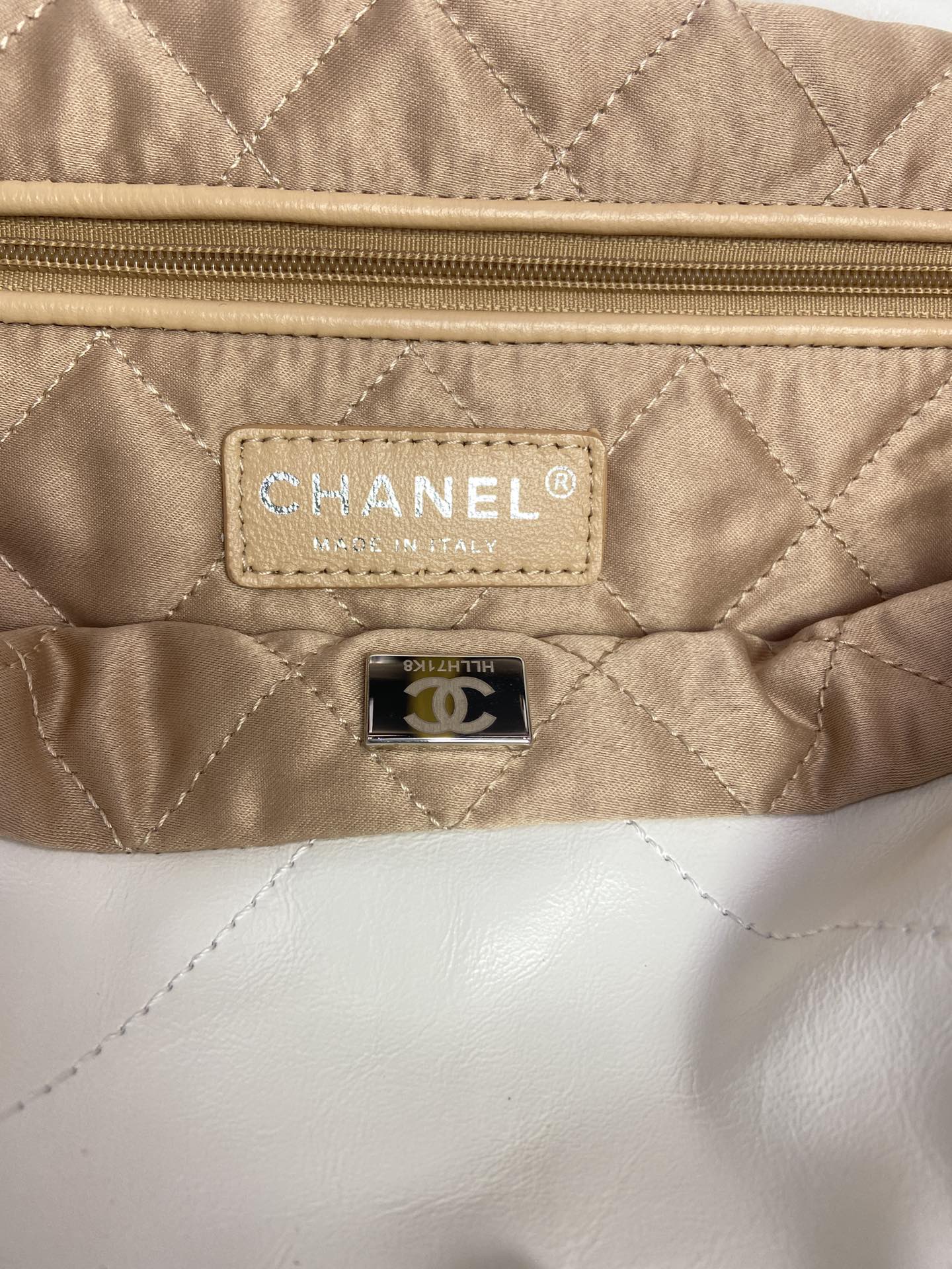 CHANEL 22   HANDBAG