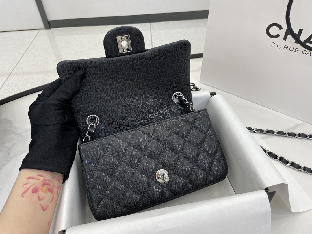 CHANEL  CLASSIC  FLAP HANDBAG