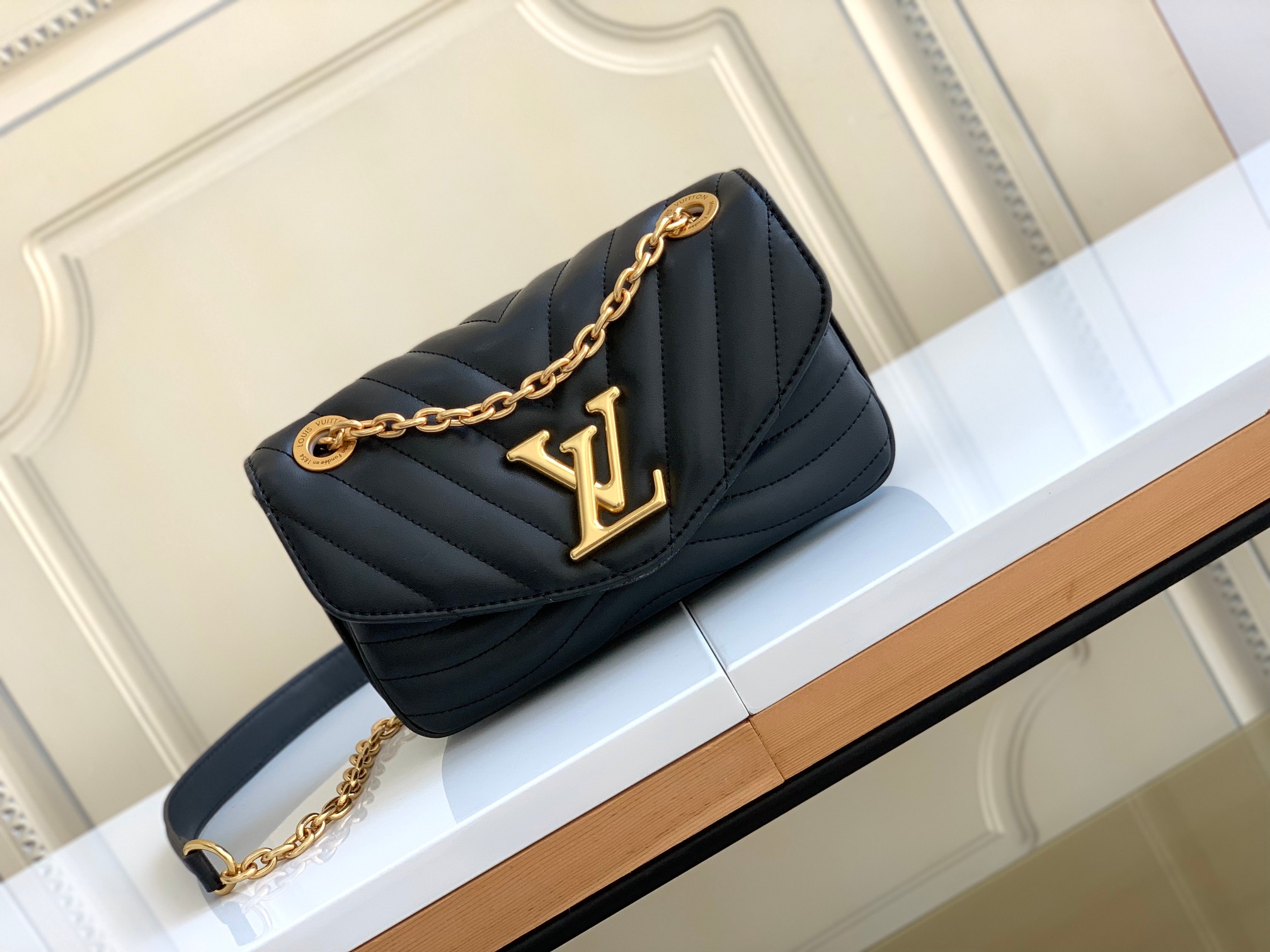 LV NEW WAVE CHAIN BAG