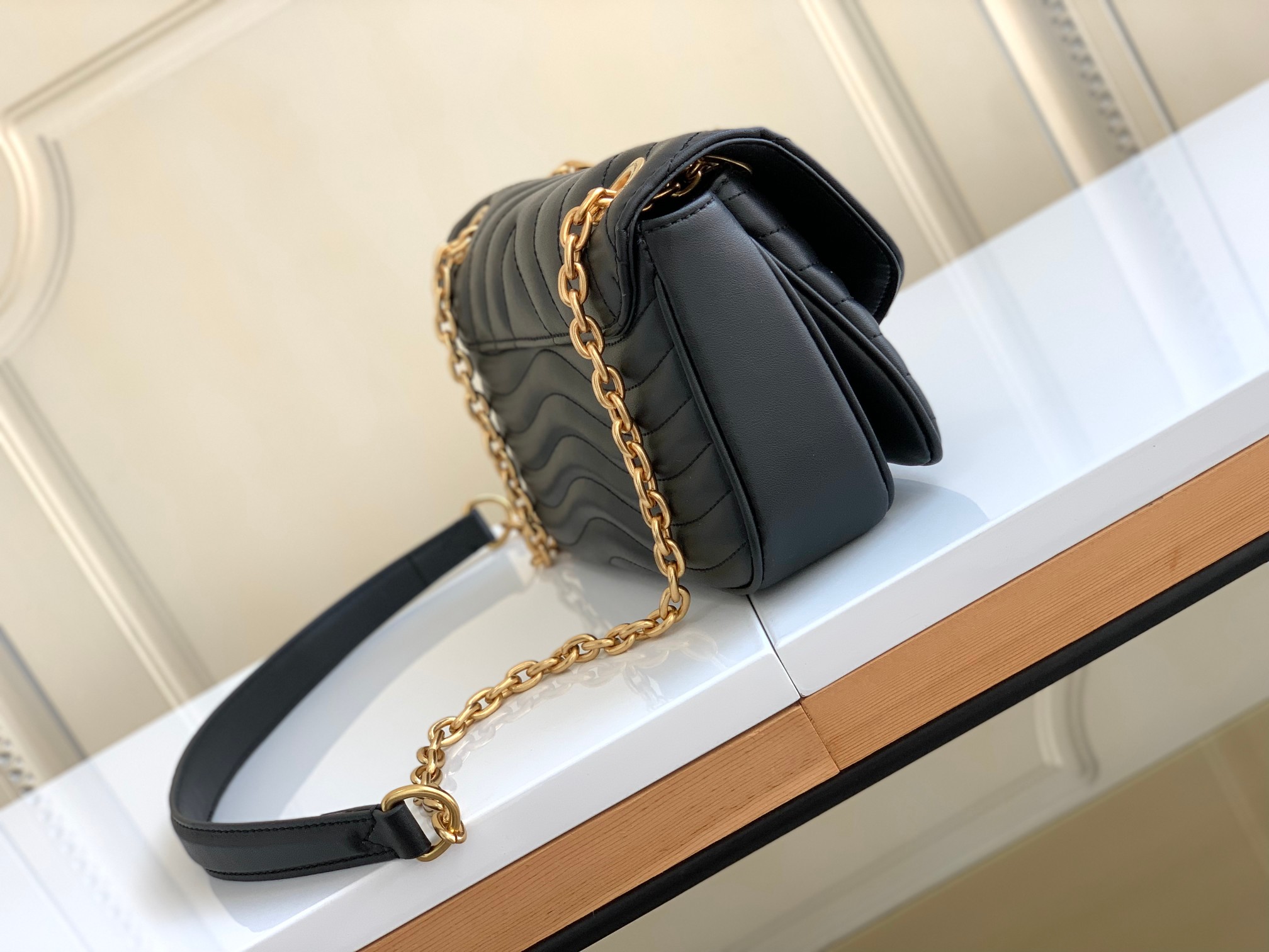 LV NEW WAVE CHAIN BAG