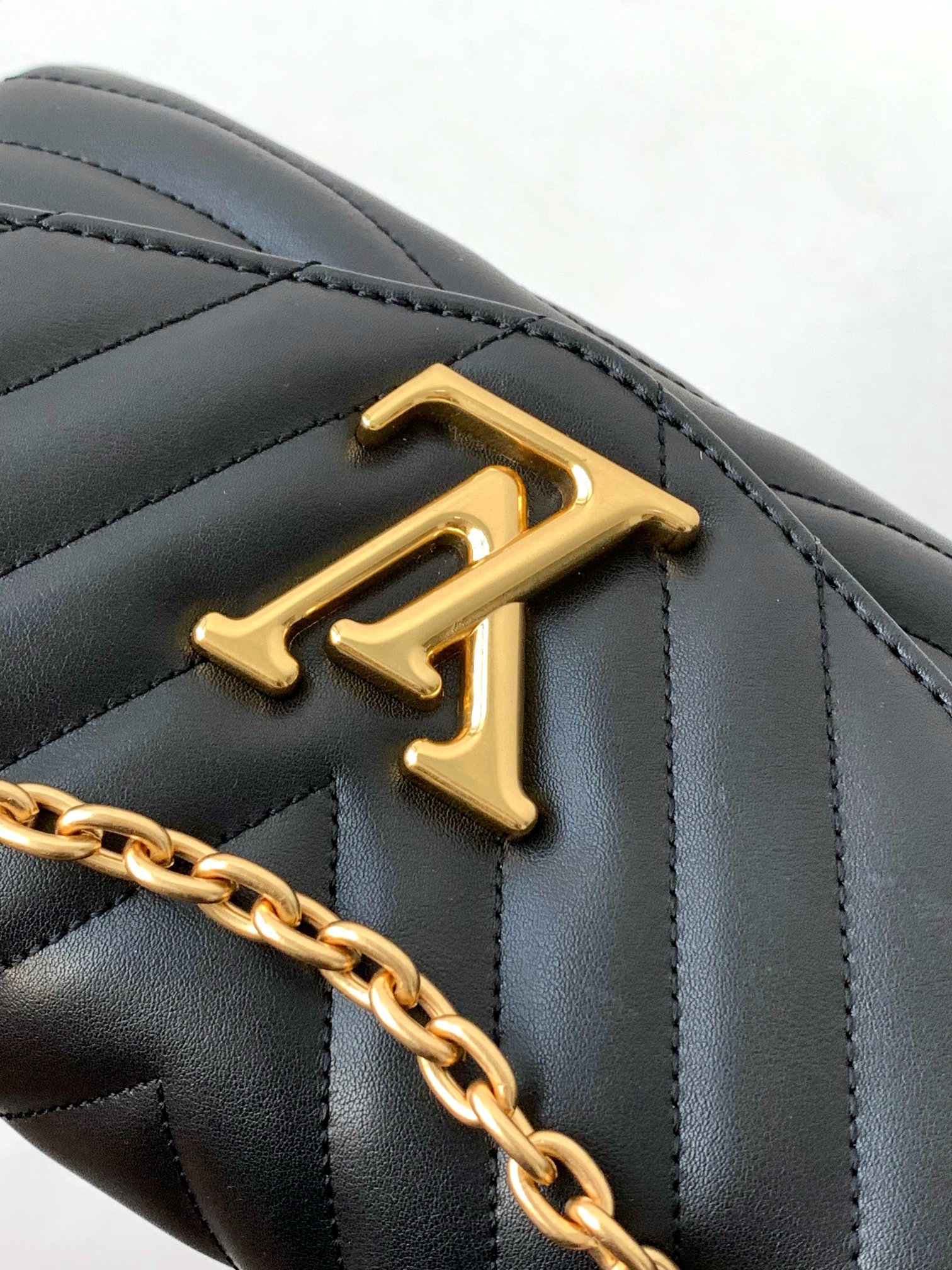 LV NEW WAVE CHAIN BAG