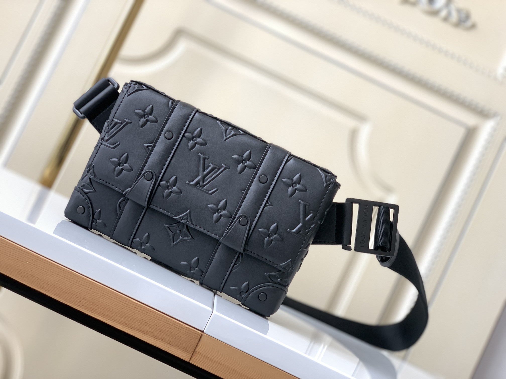 LV TRUNK SLINGBAG