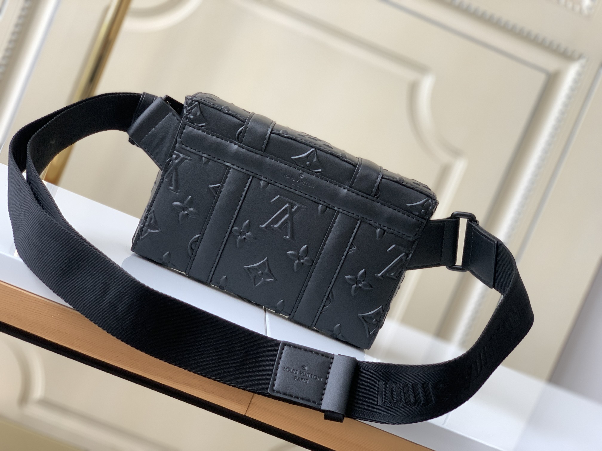 LV TRUNK SLINGBAG