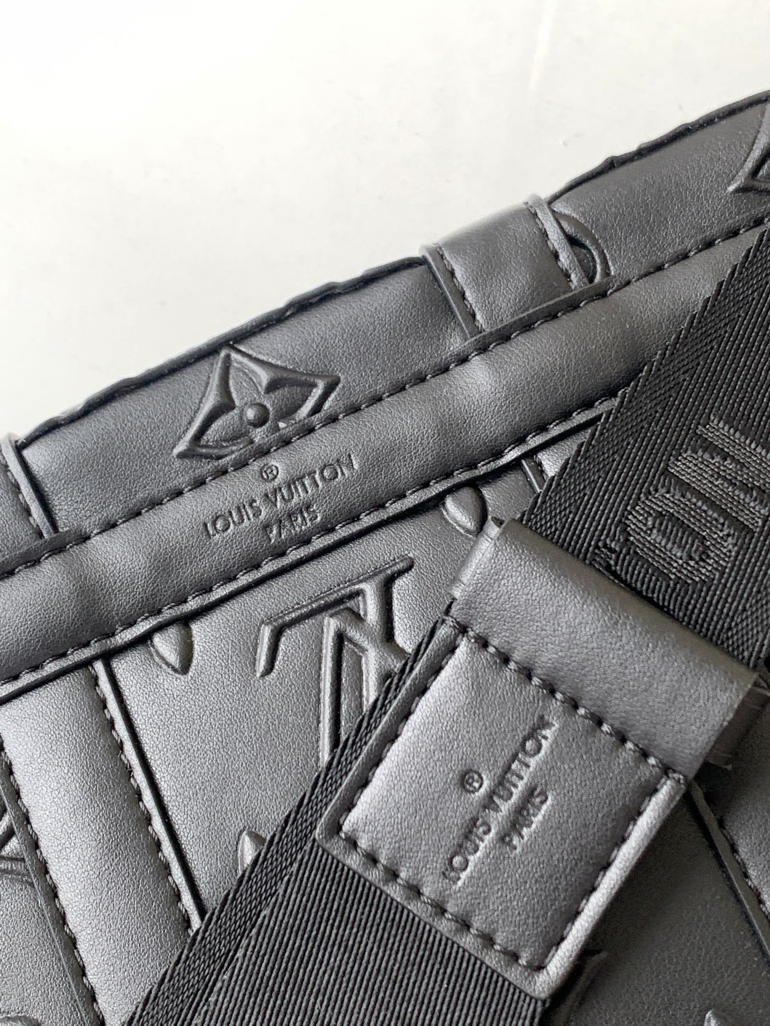 LV TRUNK SLINGBAG