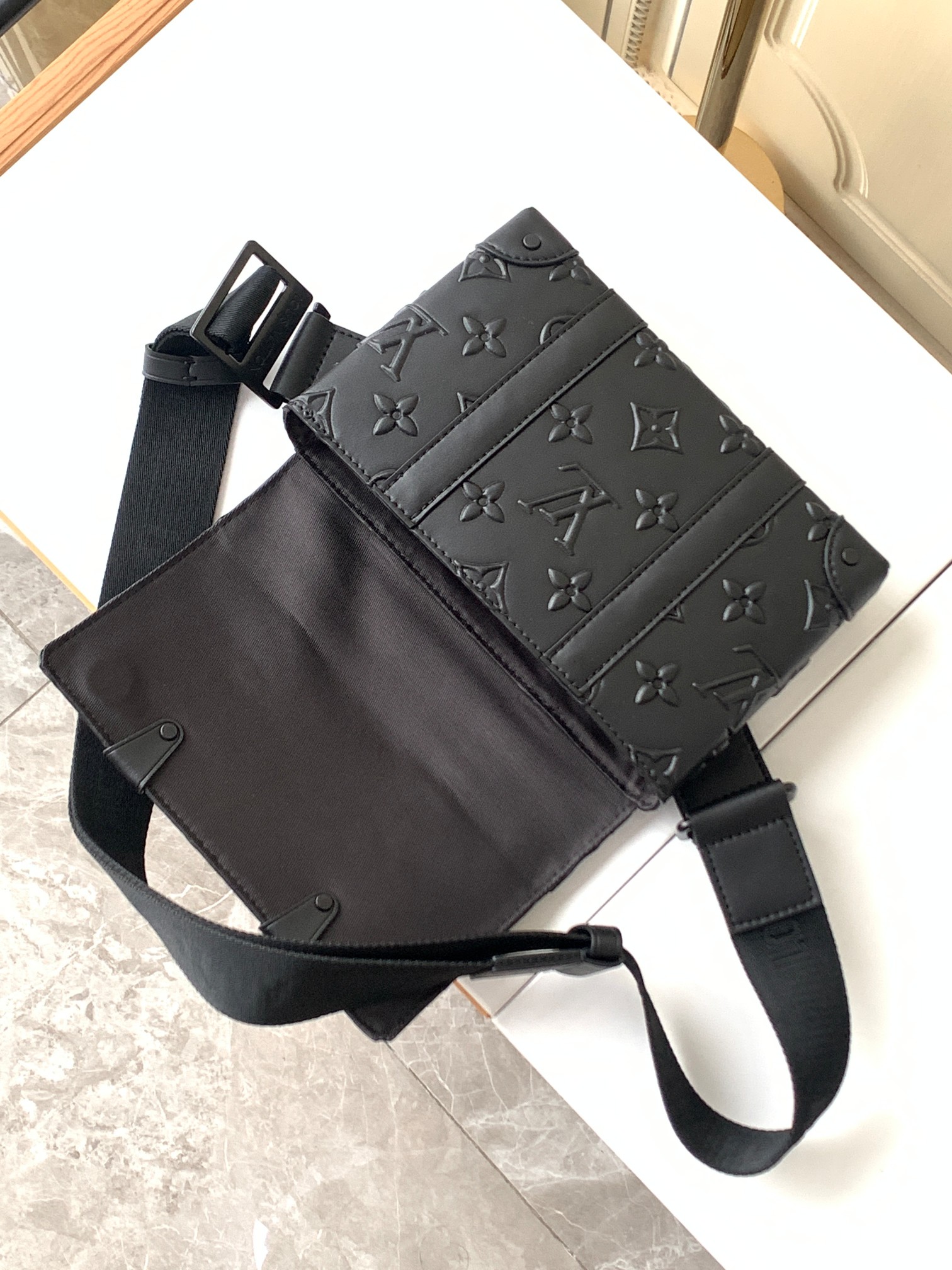 LV TRUNK SLINGBAG