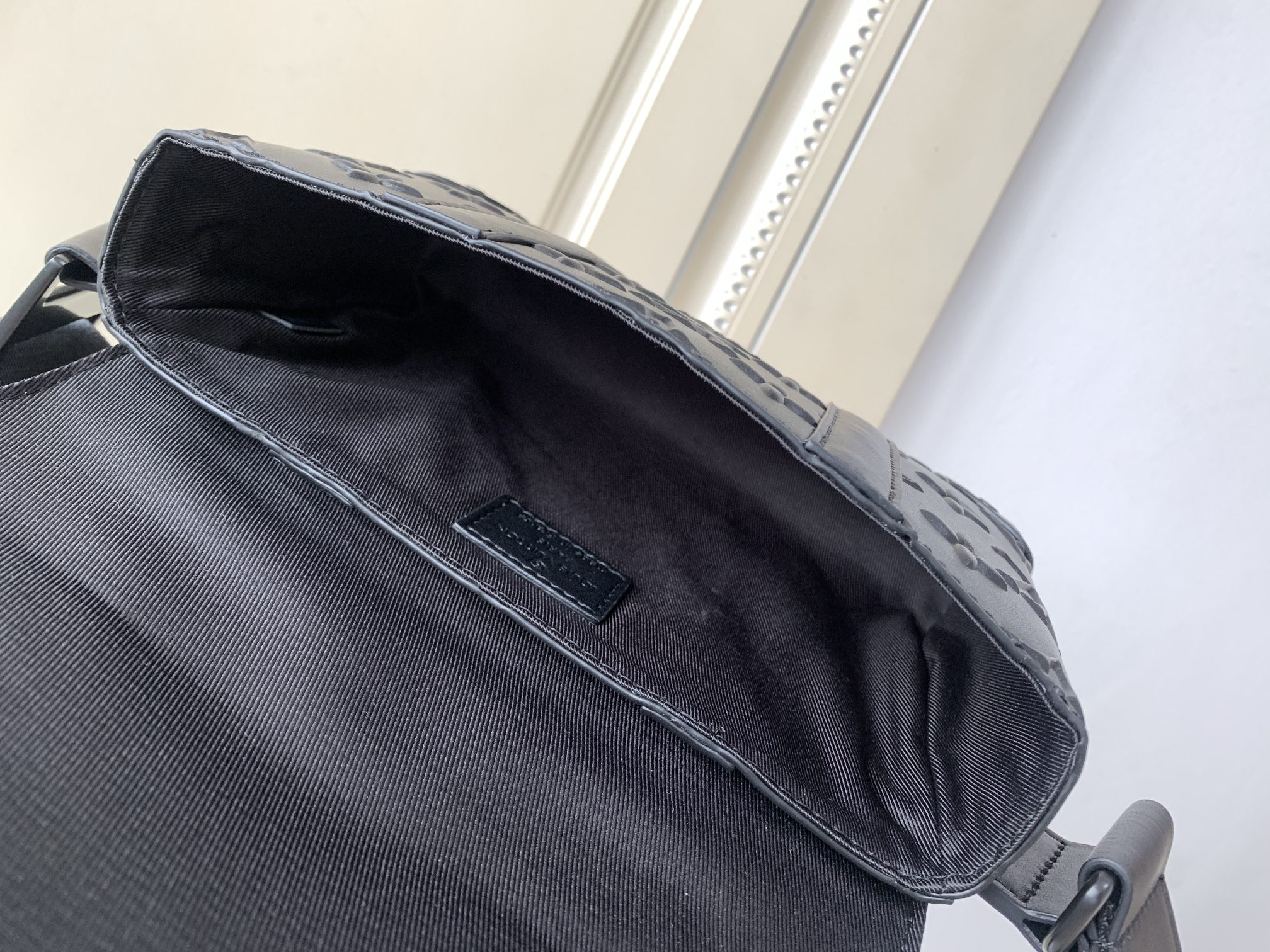 LV TRUNK SLINGBAG