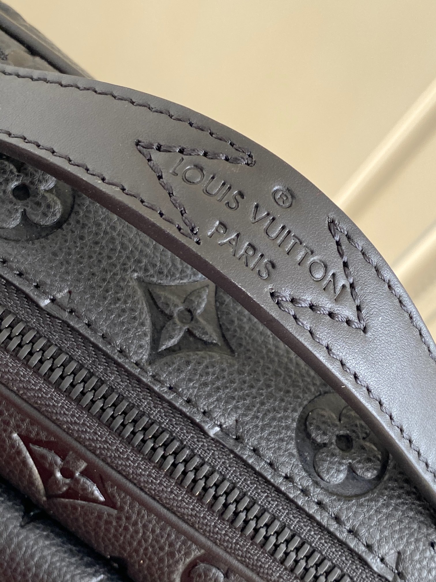 LV S LOCK MESSENGER