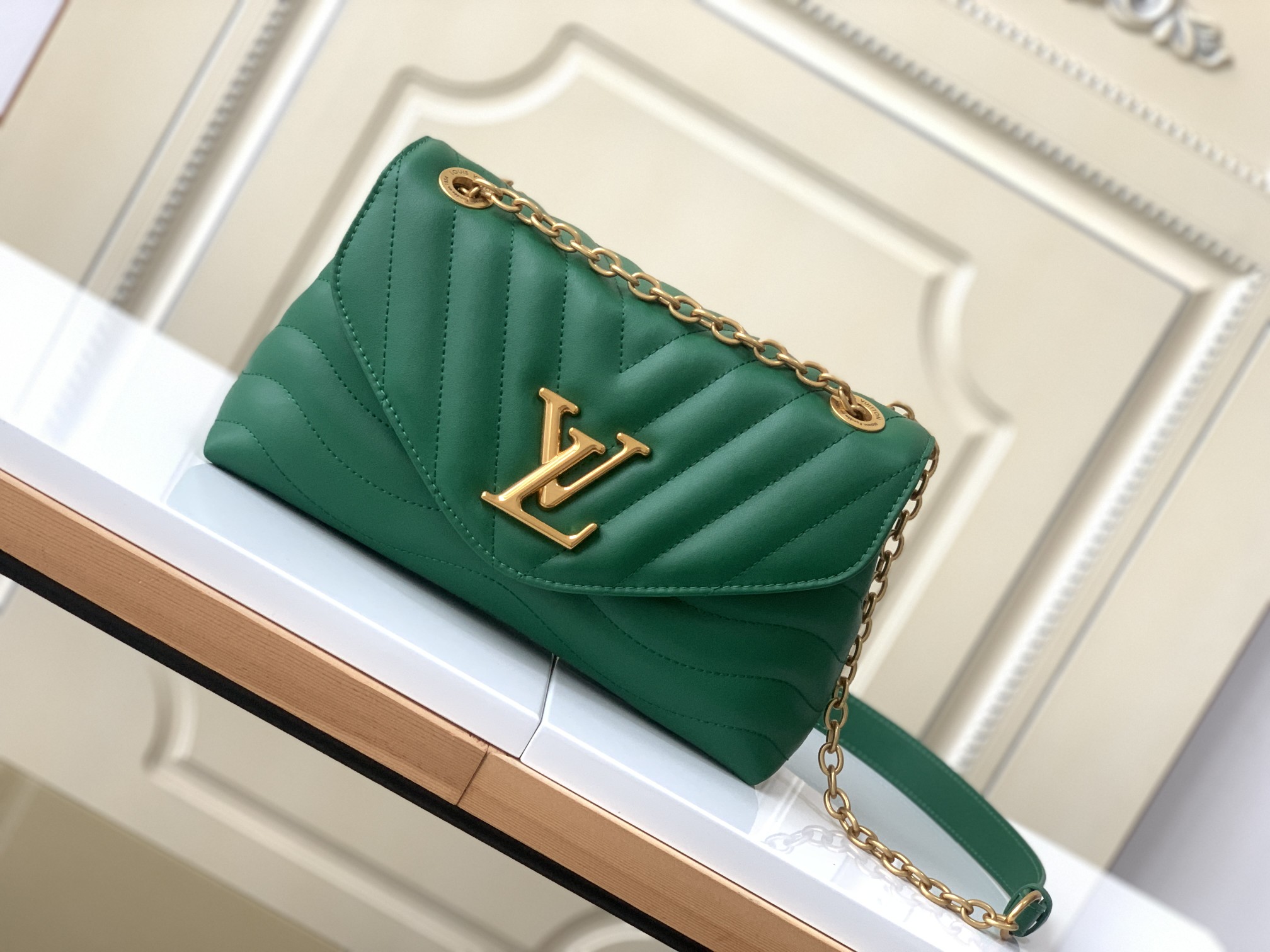 LV NEW WAVE CHAIN BAG