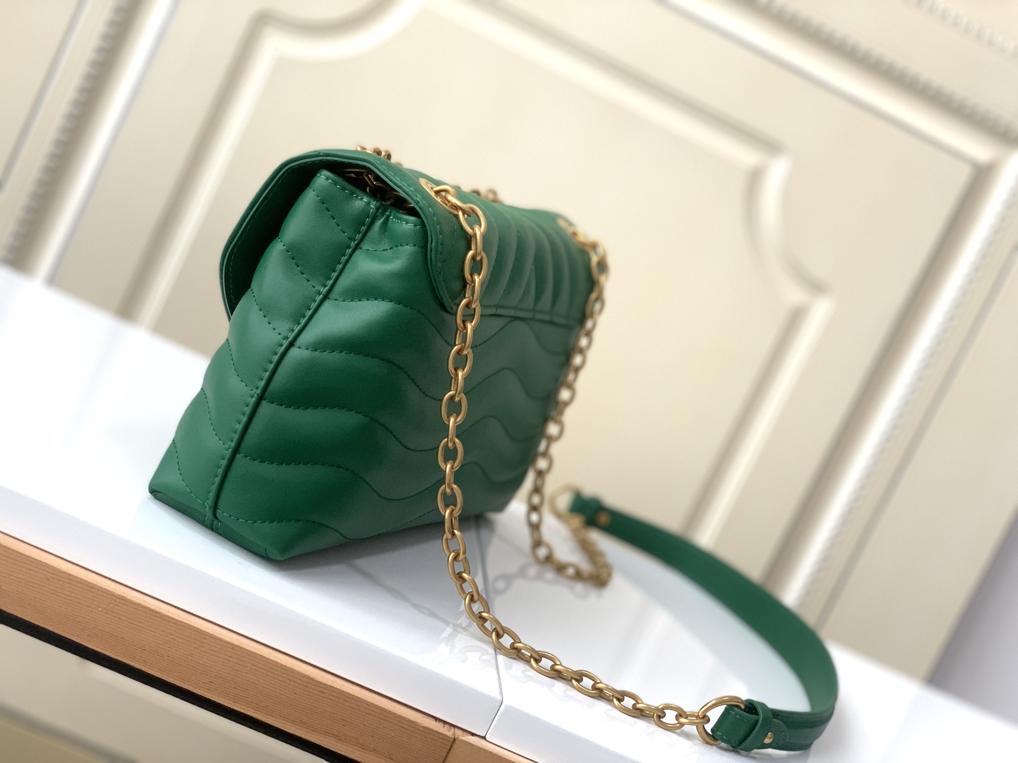 LV NEW WAVE CHAIN BAG