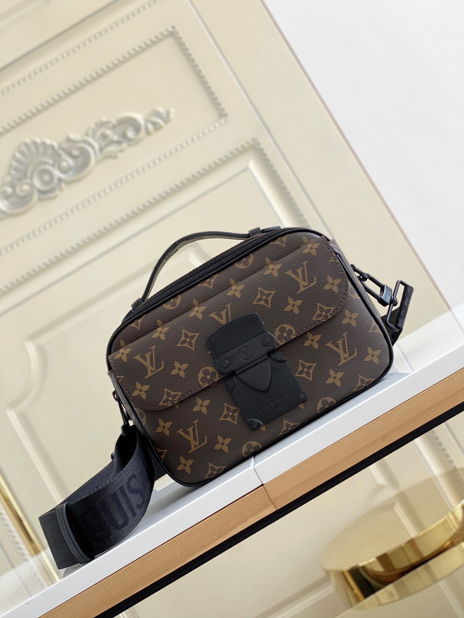 LV S LOCK MESSENGER