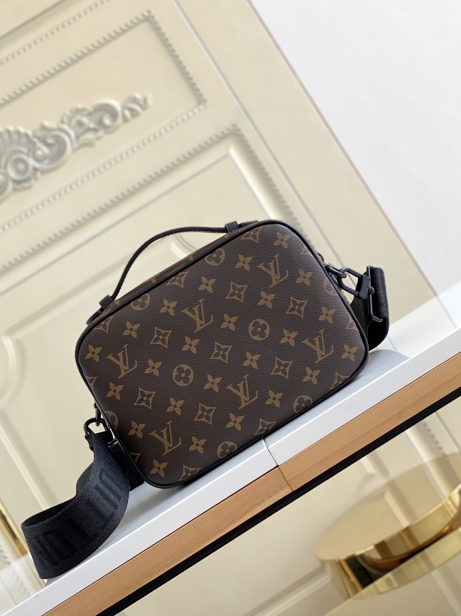 LV S LOCK MESSENGER