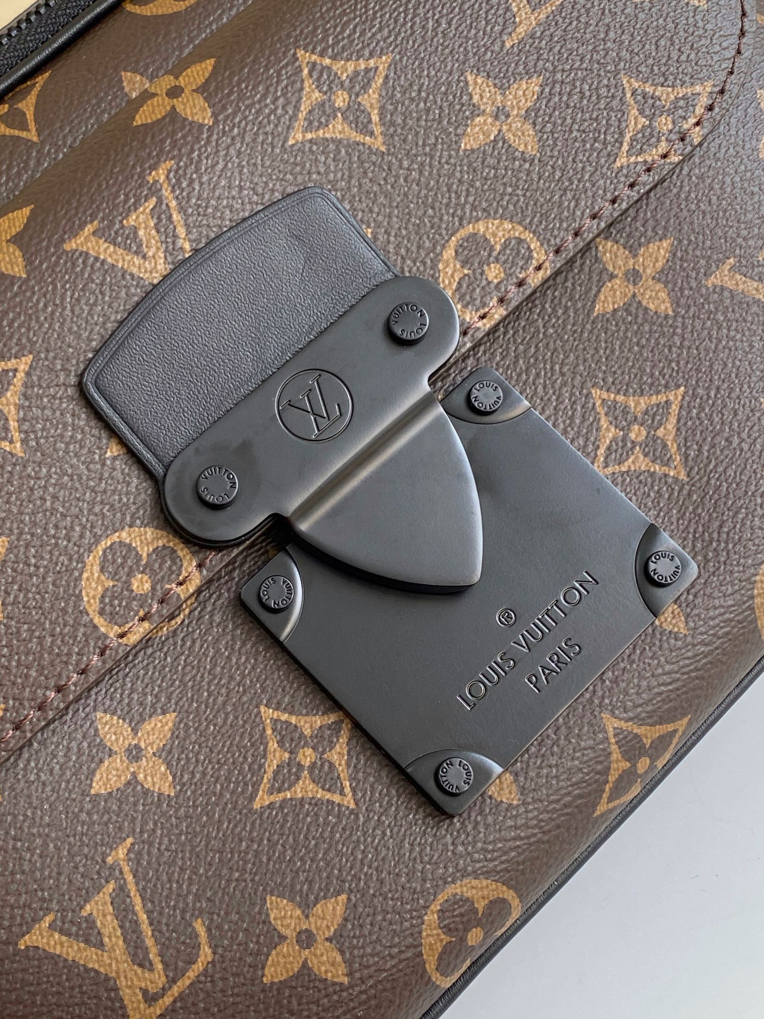 LV S LOCK MESSENGER