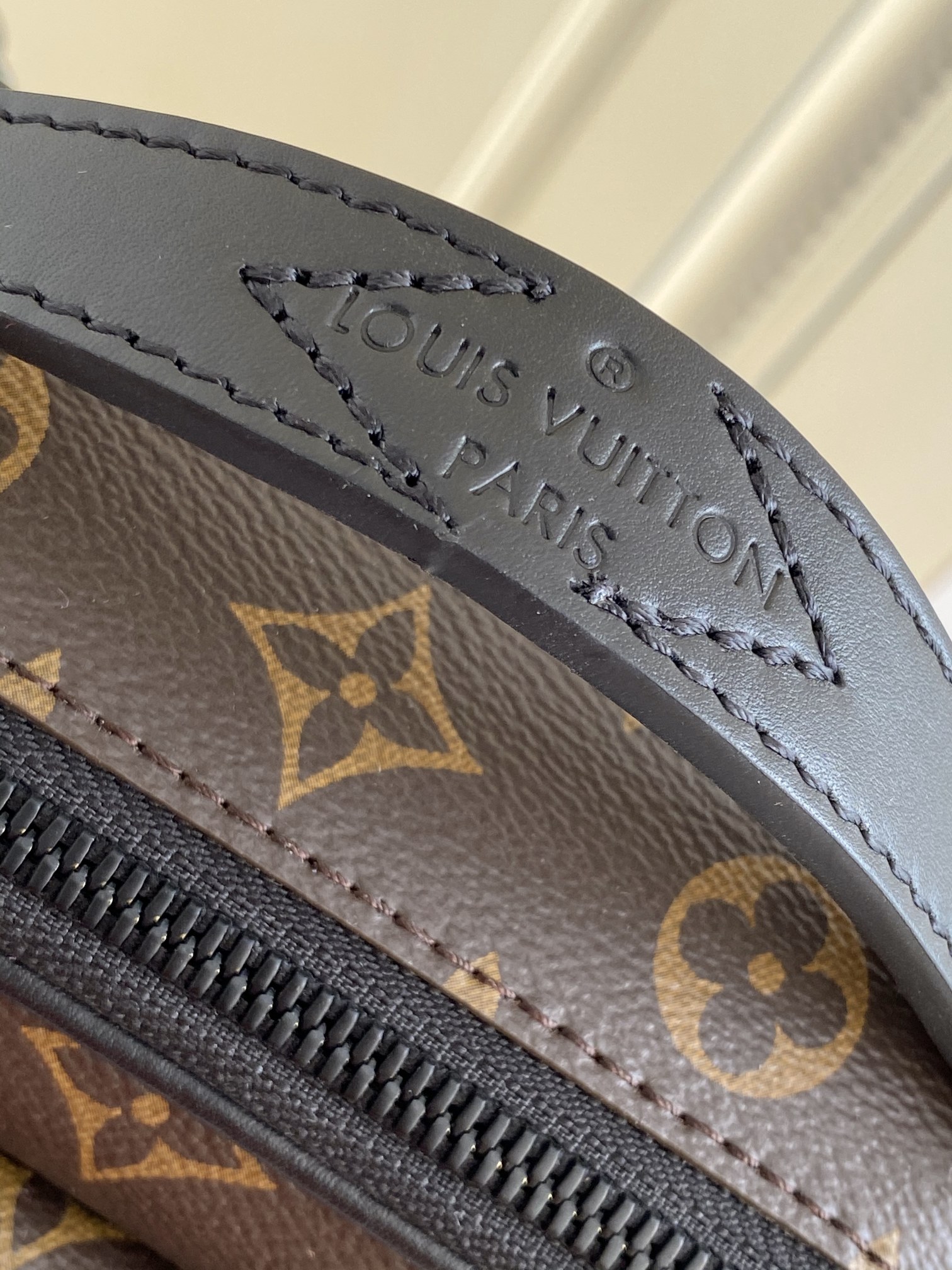 LV S LOCK MESSENGER