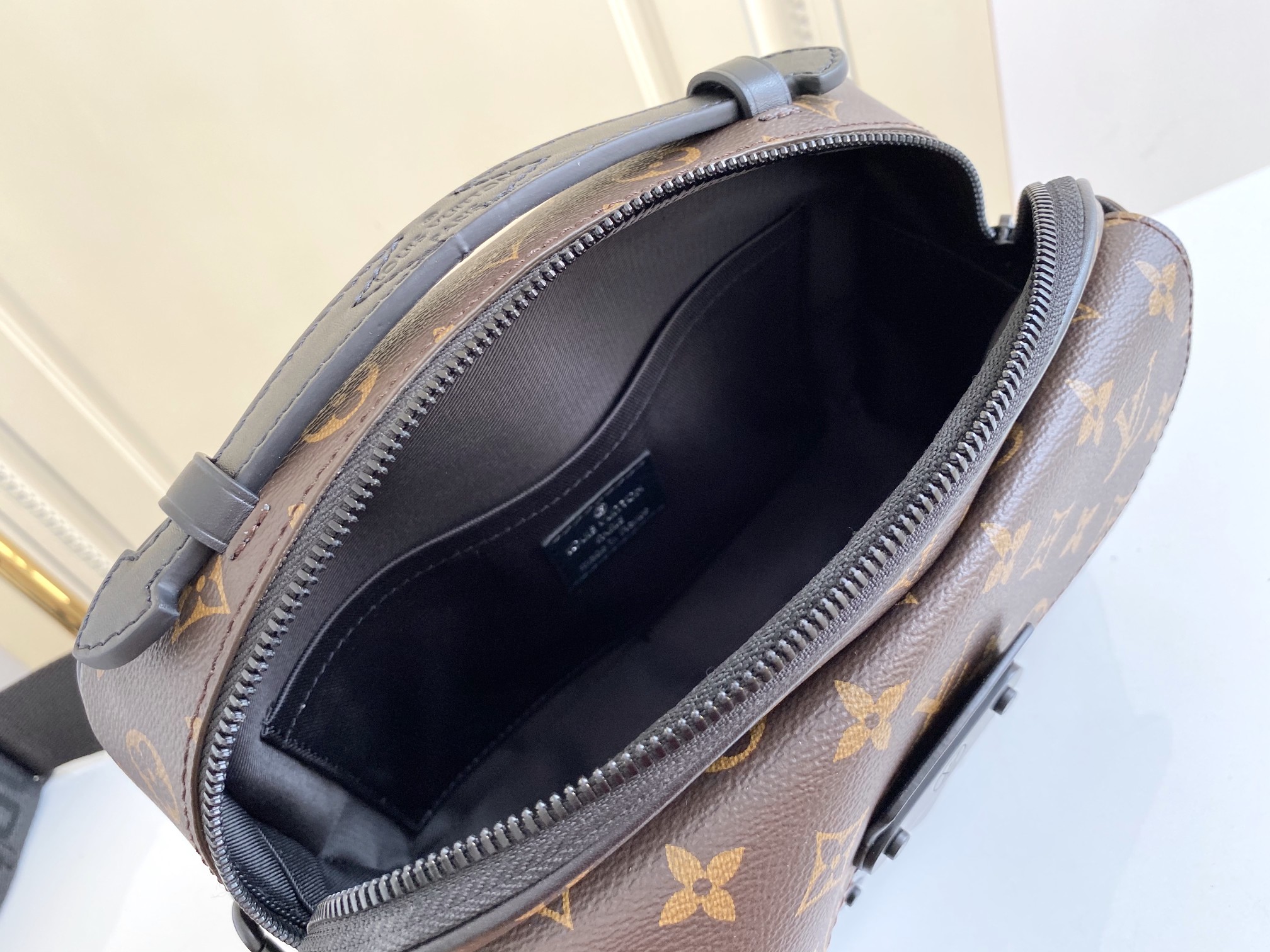 LV S LOCK MESSENGER